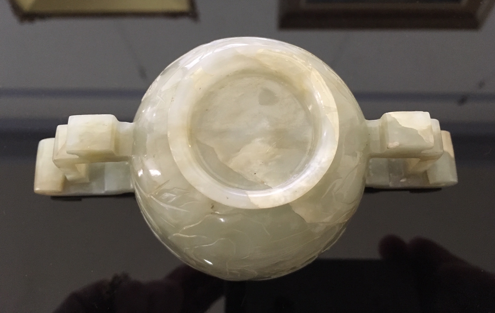 A Chinese pale celadon jade carved twin handled cup of archaic design - Image 4 of 21