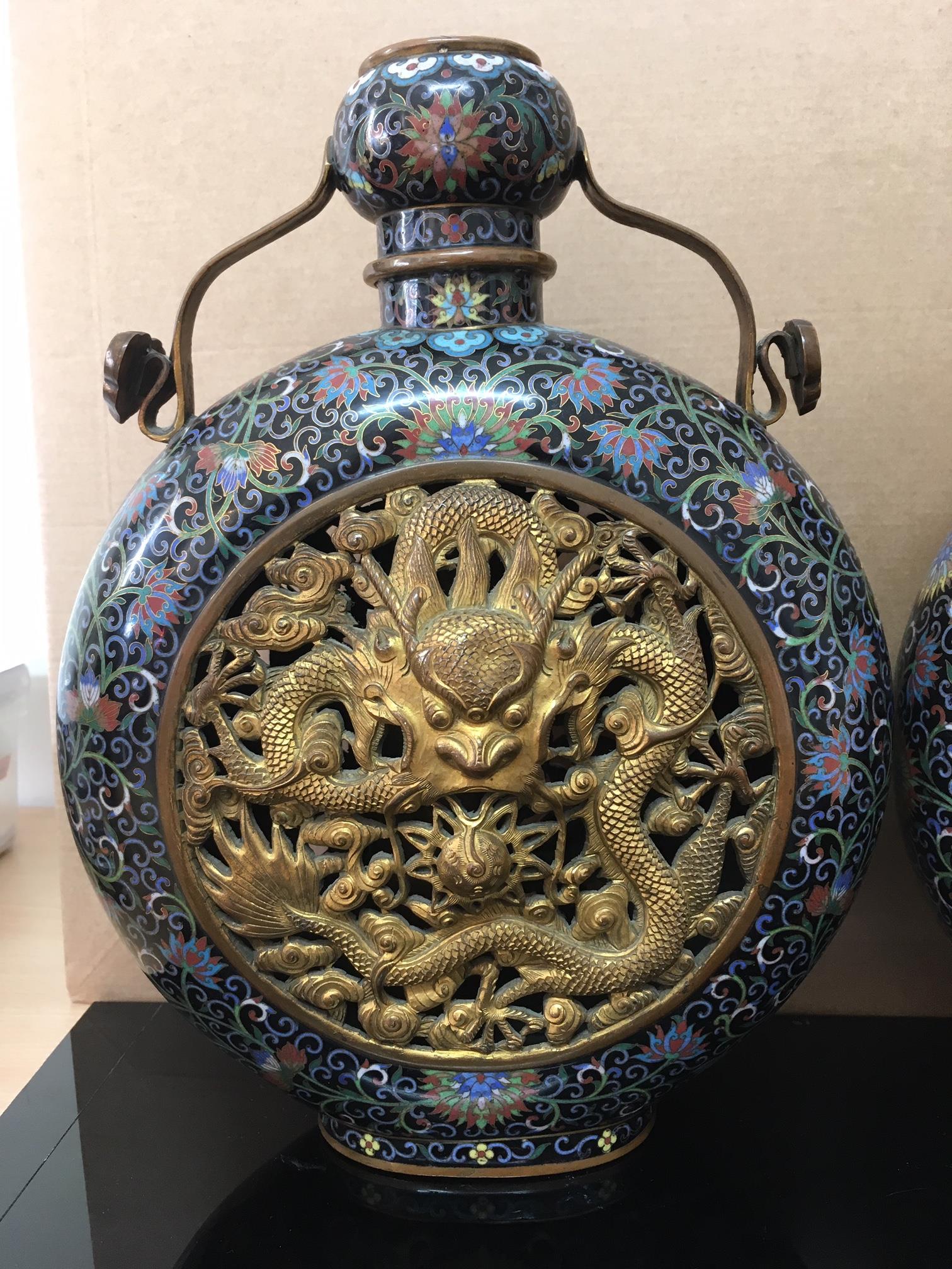 A large pair of fine Chinese late Quainlong 18th century pierced cloisonné moon flasks - Image 10 of 20