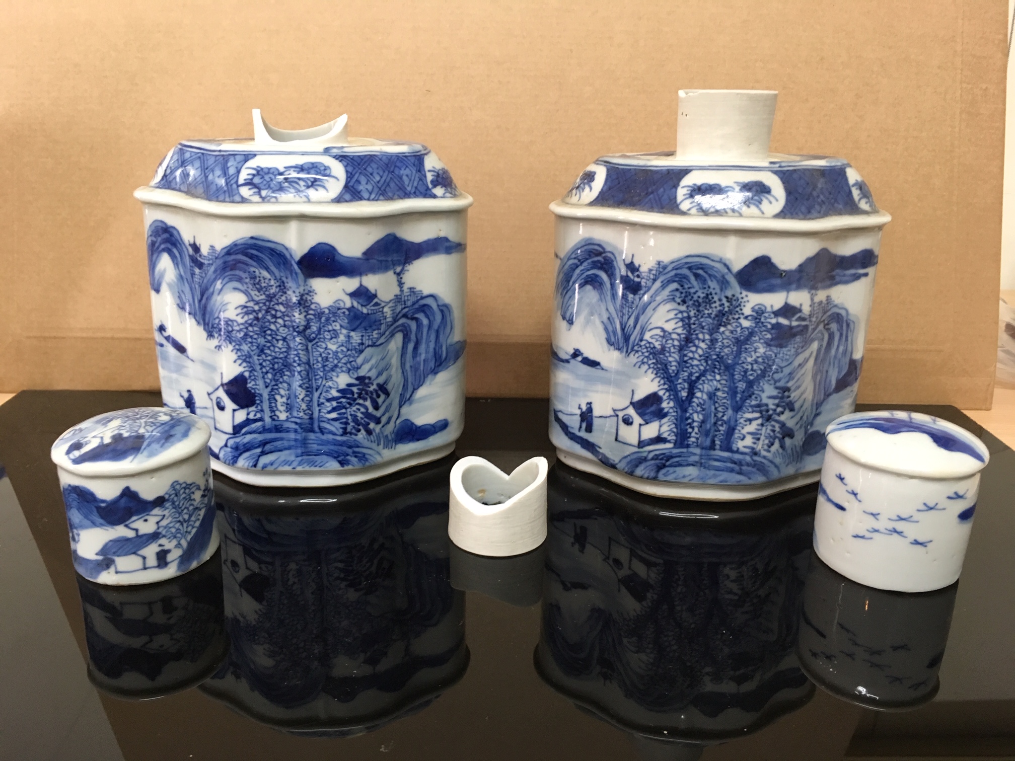 A pair of early 19th century large Chinese export ware blue and white tea poys and covers - Image 7 of 21