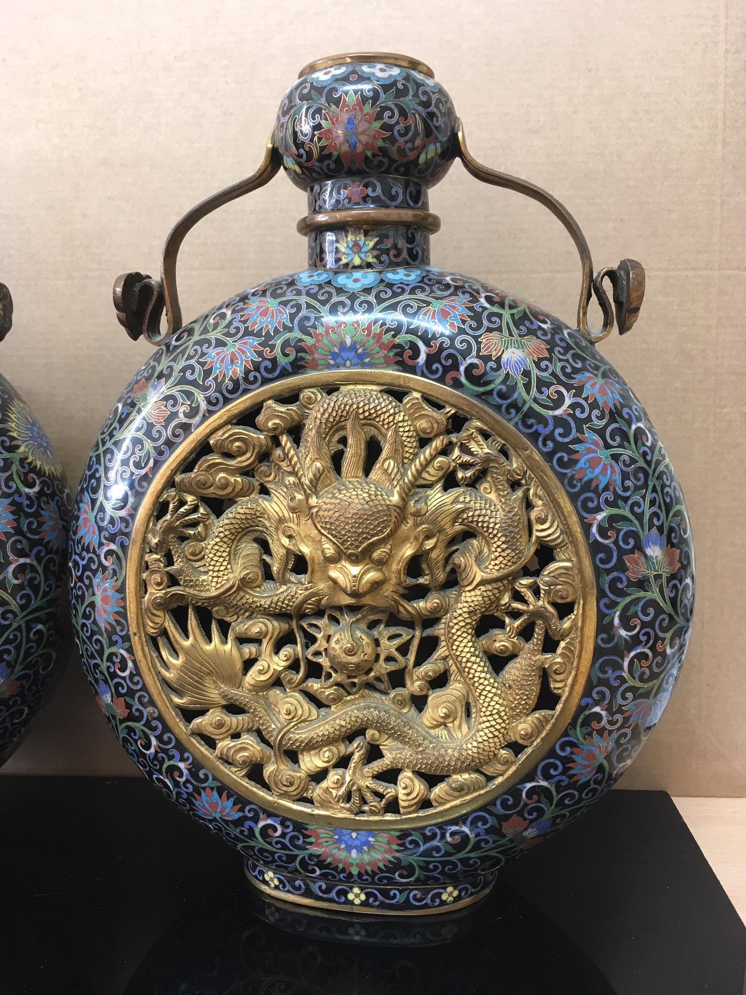 A large pair of fine Chinese late Quainlong 18th century pierced cloisonné moon flasks - Image 9 of 20