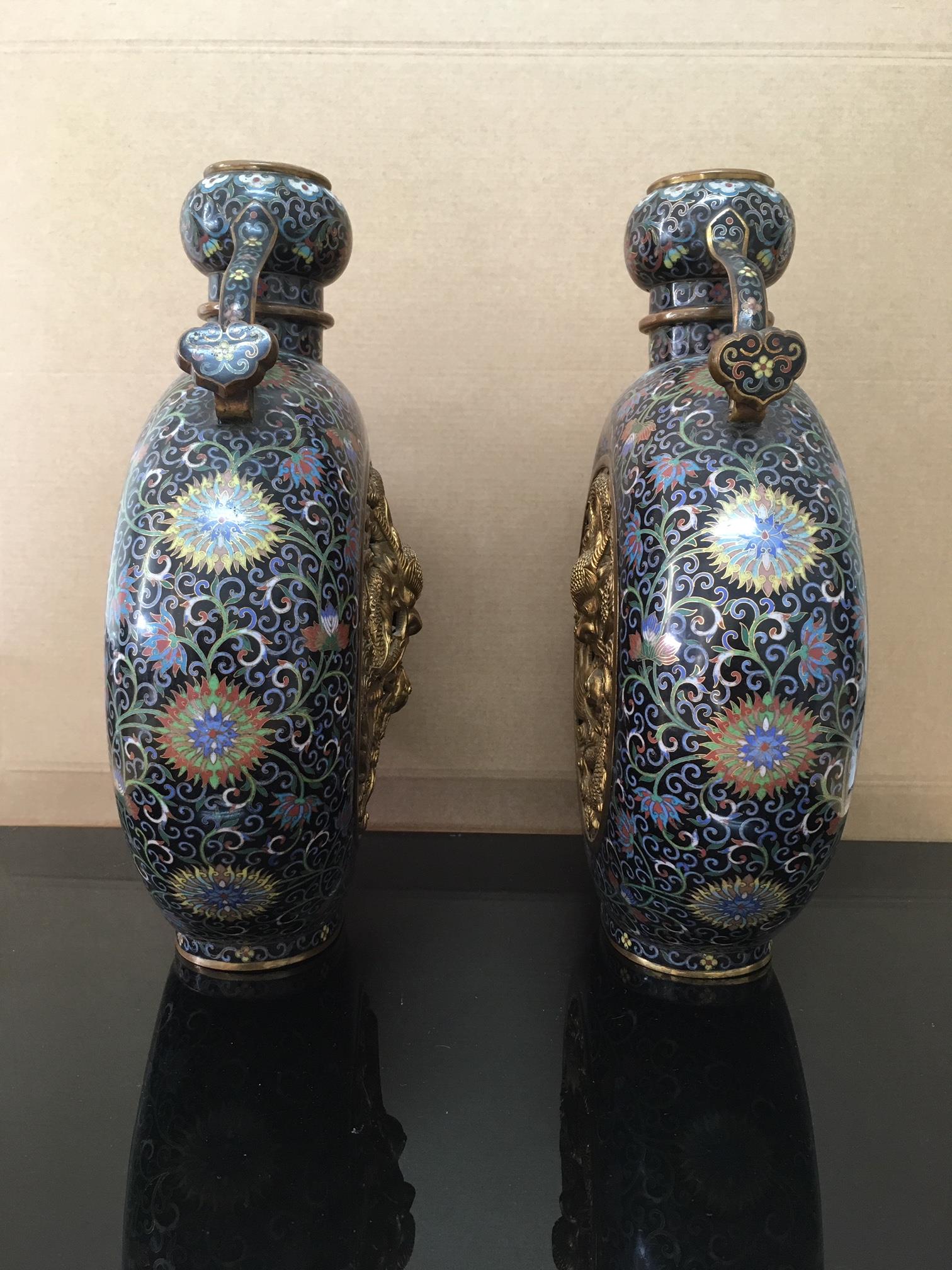 A large pair of fine Chinese late Quainlong 18th century pierced cloisonné moon flasks - Image 11 of 20