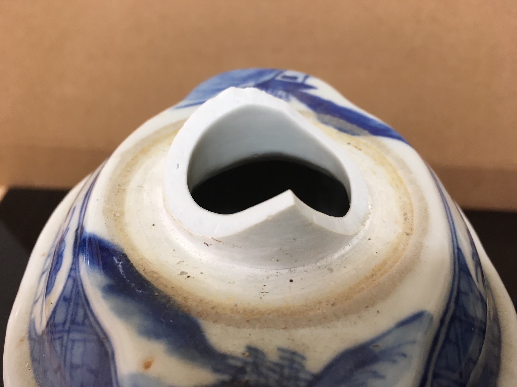 A pair of early 19th century large Chinese export ware blue and white tea poys and covers - Image 19 of 21