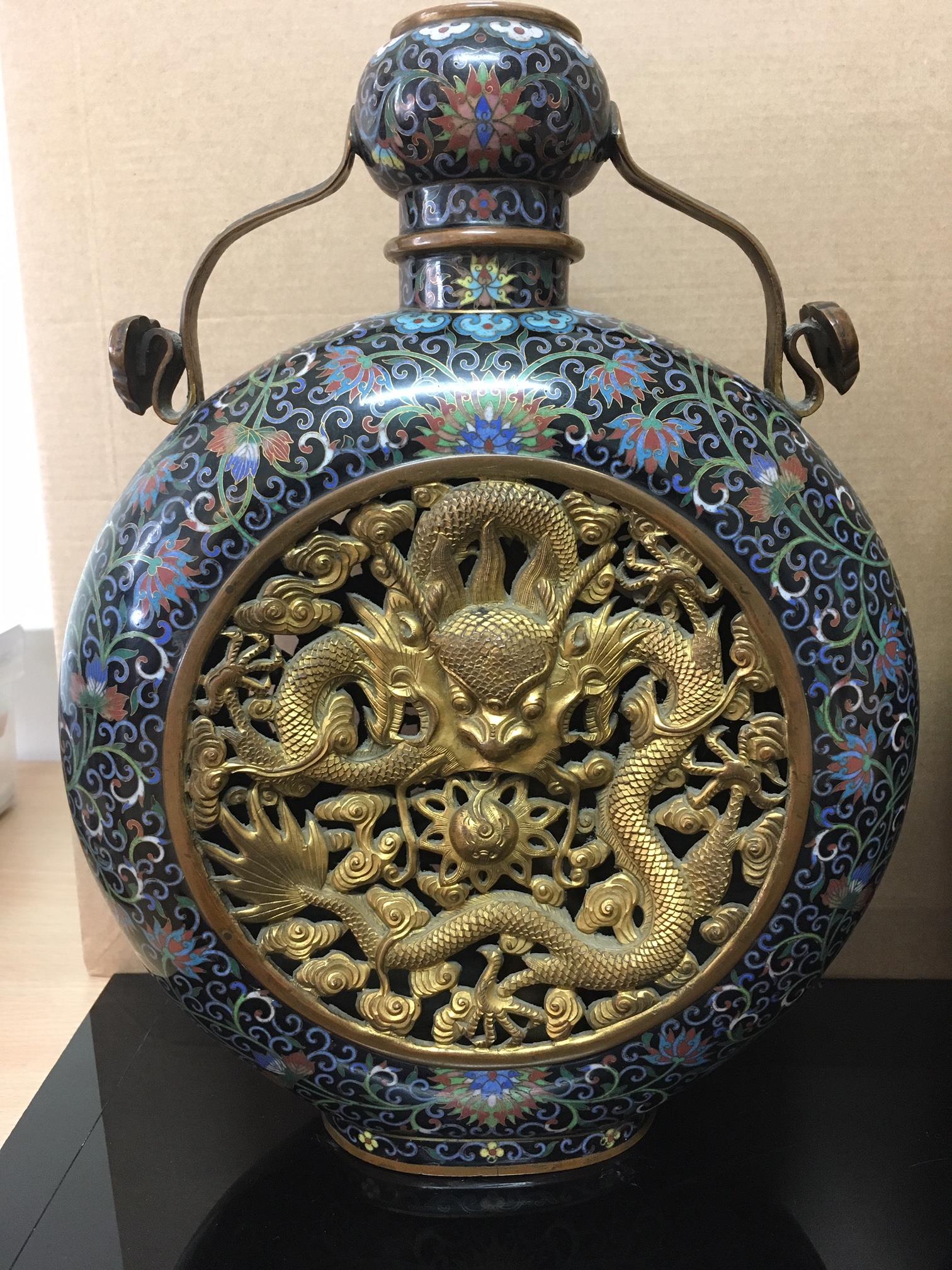 A large pair of fine Chinese late Quainlong 18th century pierced cloisonné moon flasks - Image 6 of 20