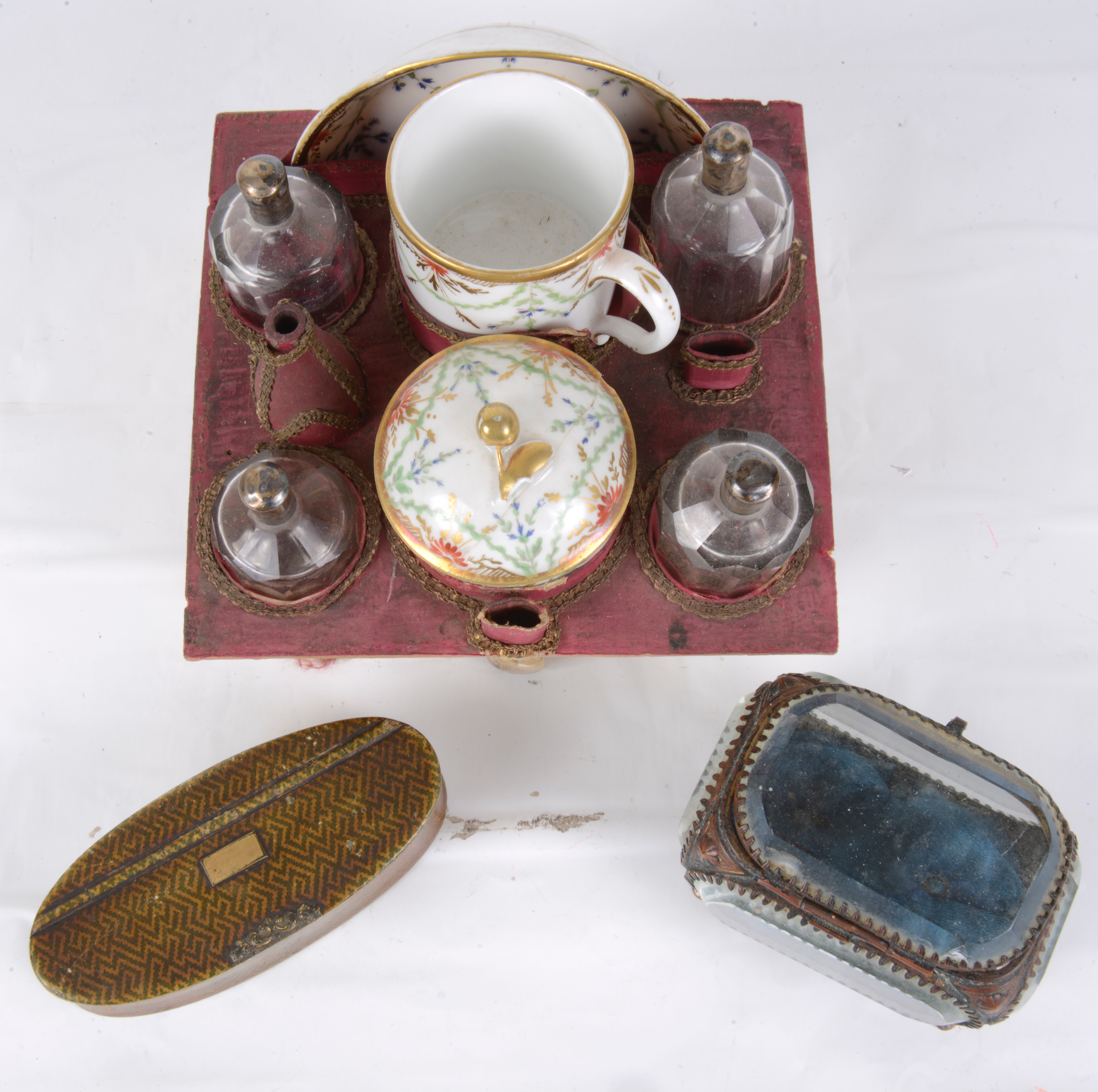 A Continental porcelain and glass travelling set, c1900 - Image 2 of 2