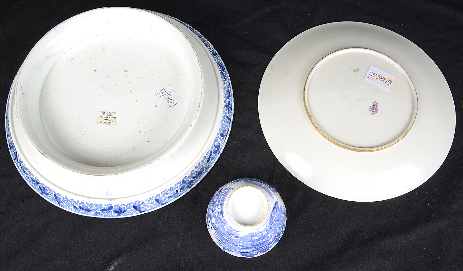 An early 19th c. blue and white Adams pearlware Tendril pattern cheese stand - Image 2 of 2