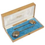 An oak cased pair of Russian silver spoons, Moscow early 20th c.