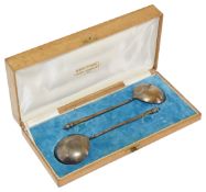 An oak cased pair of Russian silver spoons, Moscow early 20th c.