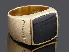 A Gents Chaumet 18ct gold onyx ring