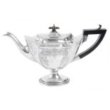 An Edwardian silver teapot