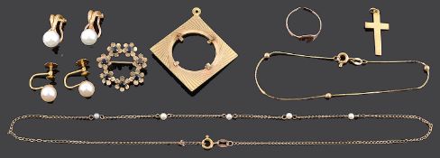 A small collection of mostly contemporary 9ct gold jewellery