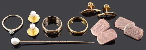 A collection of gold jewellery