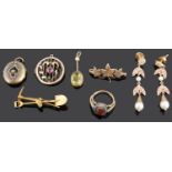 A 15ct gold nugget prospectors brooch and a small collection of other jewellery