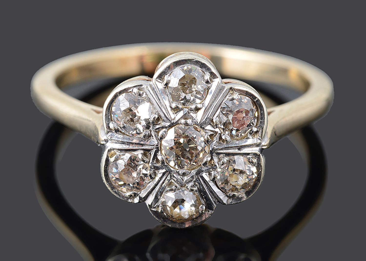 An Edwardian diamond set daisy cluster ring