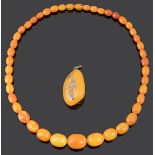 A butterscotch yellow amber graduated necklace (2)