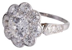 An attractive Edwardian diamond set daisy cluster ring