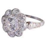 An attractive Edwardian diamond set daisy cluster ring