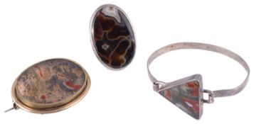 Three pieces of agate mounted jewellery