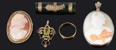 A small miscellaneous collection of brooches and a pendant