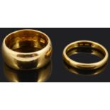 A heavy Victorian 22ct gold wedding band