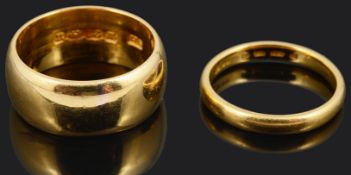 A heavy Victorian 22ct gold wedding band