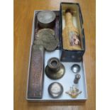 SUNDRY LOT INCLUDING SMALL SILVER PERFUME/SCENT BOTTLE, SILVER CANDLE STAND, GILT GALLEON BROOCH,