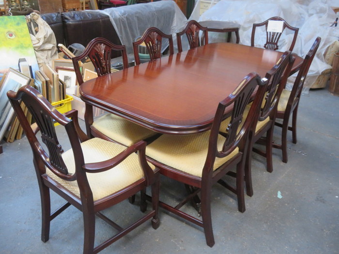 REPRODUCTION MAHOGANY INLAID BRIDGECRAFT EXTENDING DINING TABLE WITH ONE LEAF AND EIGHT CHAIRS (SIX