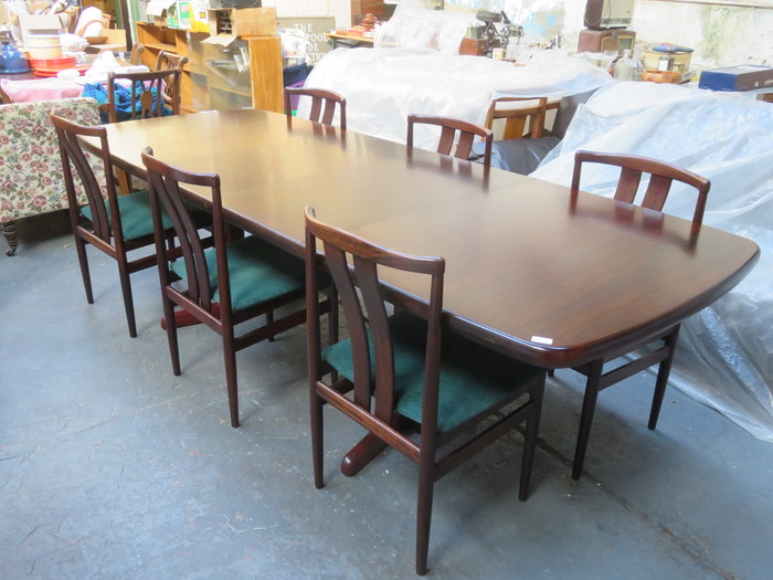 STYLISH DANISH ROSEWOOD EXTENDING DINING TABLE WITH TWO LEAVES AND SIX CHAIRS