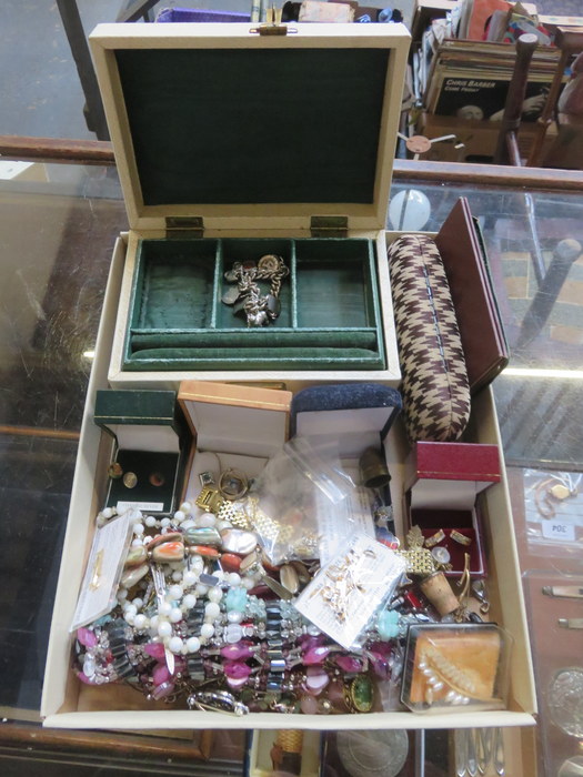 VINTAGE JEWELLERY CASKET AND VARIOUS COSTUME JEWELLERY INCLUDING SILVER AND OTHER COSTUME JEWELLERY