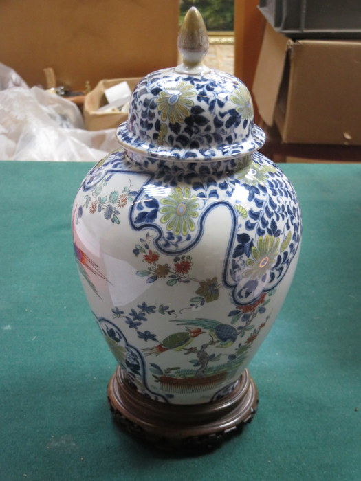 HANDPAINTED AND GILDED ORIENTAL CERAMIC GINGER JAR WITH COVER ON WOODEN STAND,