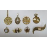 VARIOUS GOLD AND GOLD COLOURED ITEMS