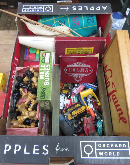 MIXED LOT OF VARIOUS CHESS PIECES, DIECAST CARS, ETC.