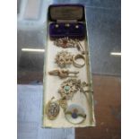 MIXED LOT OF GOLD AND GOLD COLOURED JEWELLERY INCLUDING BUTTONS AND BROOCHES, ETC.