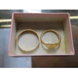 18ct WEDDING BAND AND 18ct SIGNET RING