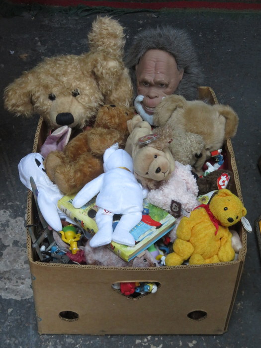 QUANTITY OF VARIOUS VINTAGE TEDDIES AND COLLECTABLES, ETC.