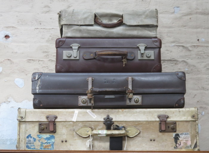 VARIOUS VINTAGE SUITCASES AND TRAVEL TRUNK