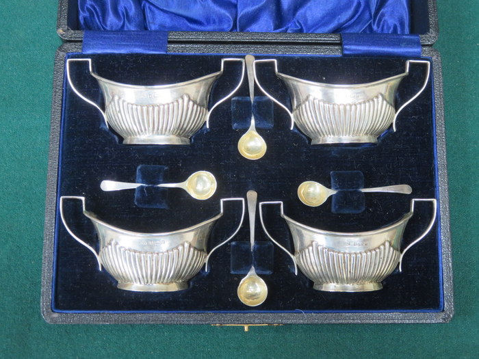 CASED SET OF FOUR HALLMARKED SILVER OPEN SALTS AND SPOONS