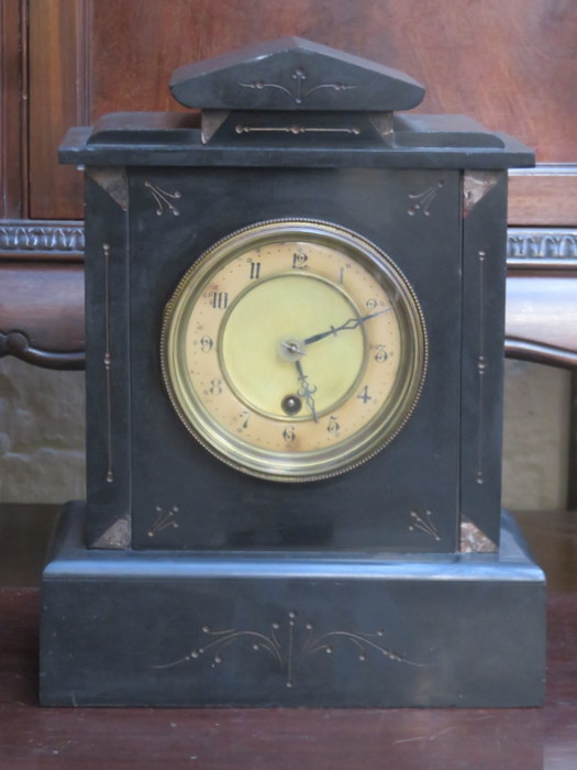 VICTORIAN BLACK SLATE MANTLE CLOCK WITH CIRCULAR DIAL