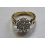 18k SMALL DRESS RING SET WITH A CLUSTER OF CLEAR STONES