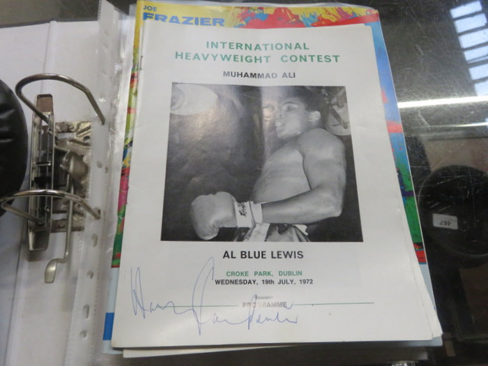 1972 MUHAMMAD ALI BOXING PROGRAMME AND TICKET STUB PLUS SOUVENIR PROGRAMME SIGNED BY HARRY - Image 2 of 3