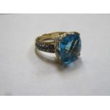 14ct GOLD DRESS RING SET WITH BRILLIANTES AND VIBRANT BLUE FACET CUT STONE