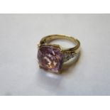 18k YELLOW GOLD DRESS RING SET WITH CENTRAL KUNZITE AND SURROUNDED BY SMALL DIAMONDS