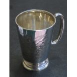 HALLMARKED SILVER TANKARD DECORATED WITH FOLIAGE BY WALKER & HALL,