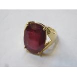 18k GOLD DRESS RING SET WITH CENTRAL ROYAL RUBY STONE