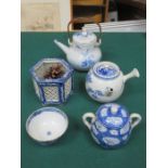 FIVE PIECES OF ORIENTAL BLUE AND WHITE CHINA