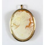 A 9ct yellow gold cameo brooch/ pendant, L. 4cm.
