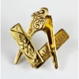 A 9ct yellow gold Masonic square and compass pendant, L. 2cm.