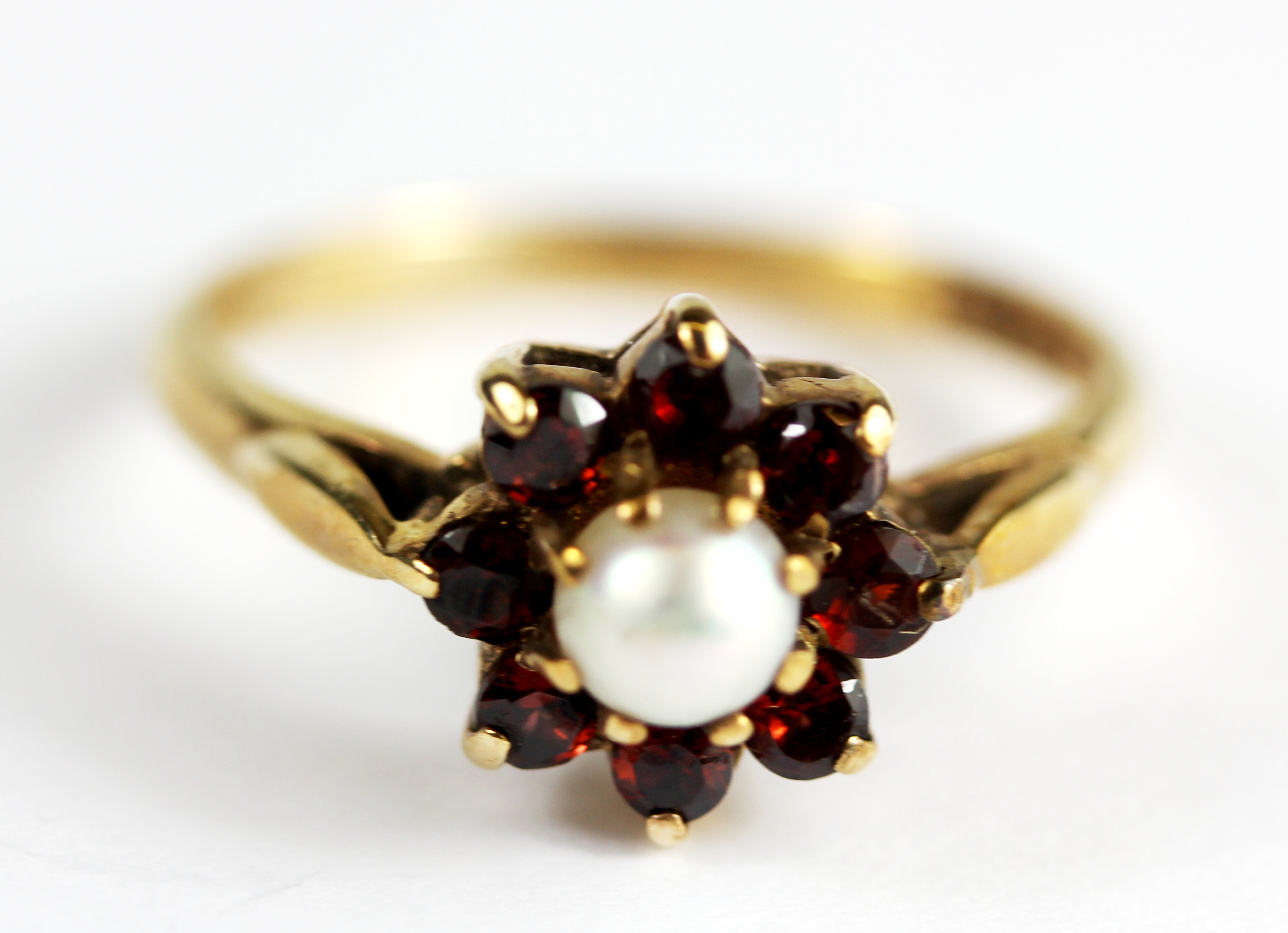 A 9ct yellow gold pearl and garnet set cluster ring, (N.5).