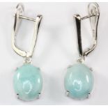 A pair of 925 silver cabochon cut larimar set drop earrings, L. 3.3cm.