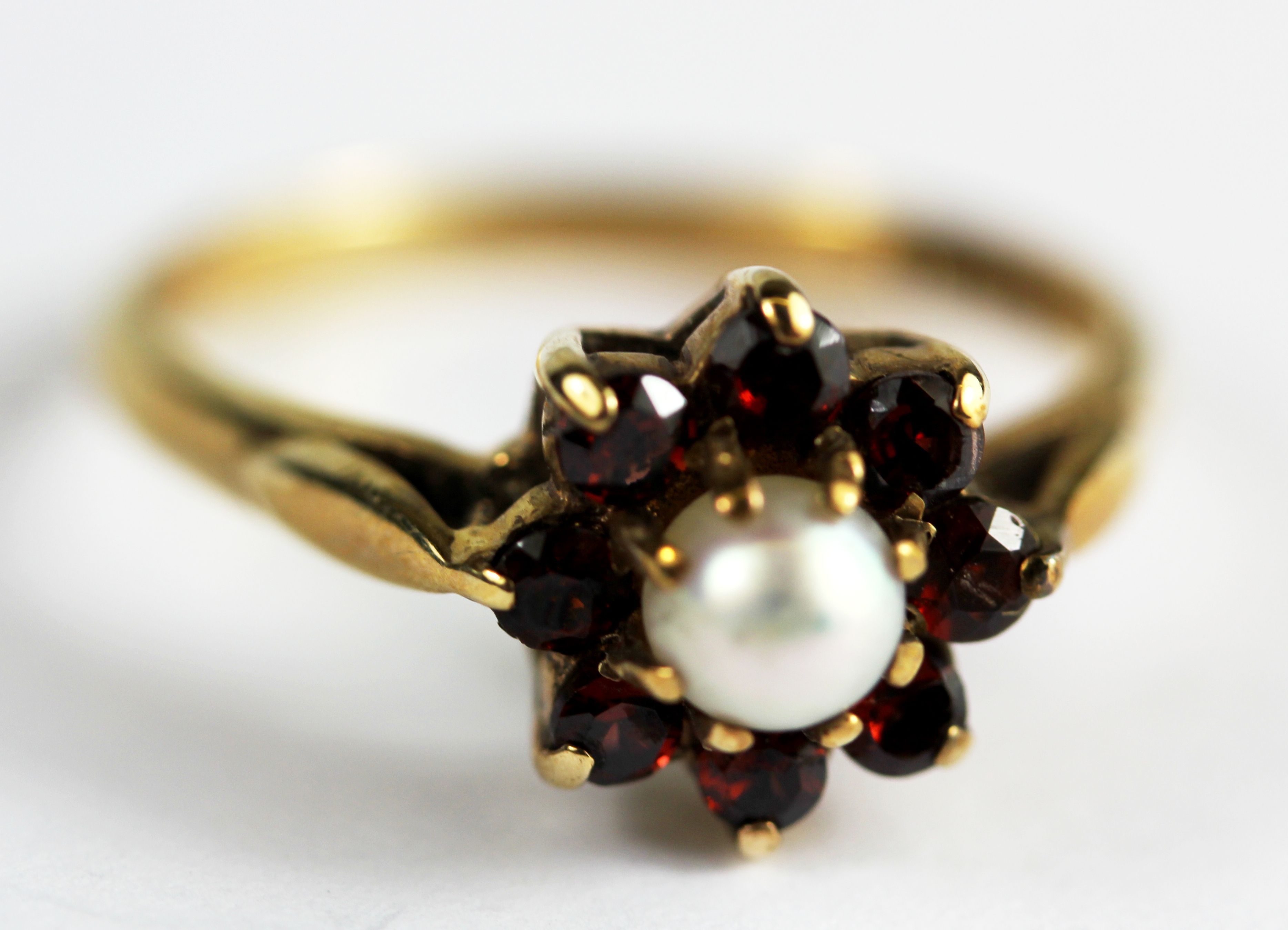 A 9ct yellow gold pearl and garnet set cluster ring, (N.5). - Image 2 of 3