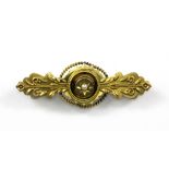 A boxed Edwardian 15ct yellow gold pearl set brooch, L. 4.6cm.